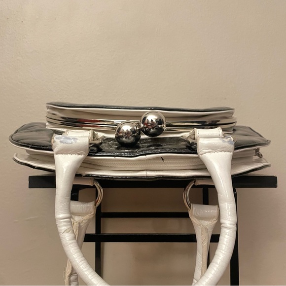 Vintage Y2K Faux Patent Leather Black & White Handbag w Oversized Toggle Pocket - Picture 10 of 16